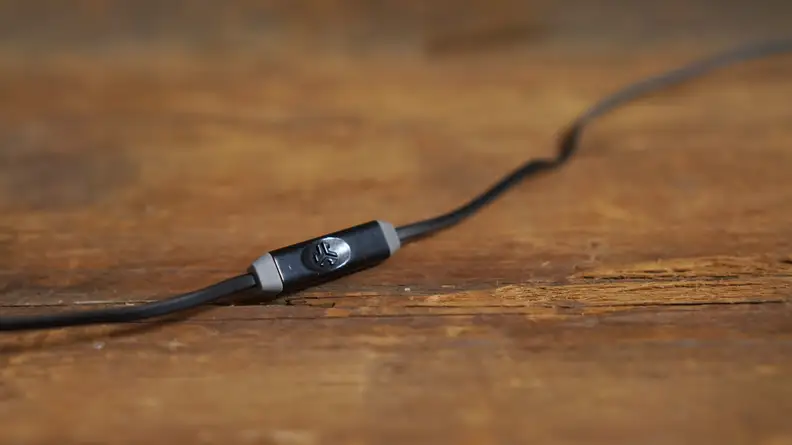 The cable comes with a one-button in-line remote, which can be used to play/pause music but not to adjust the volume.