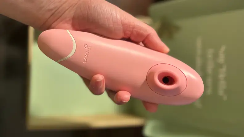 Hand holding the womanizer premium eco