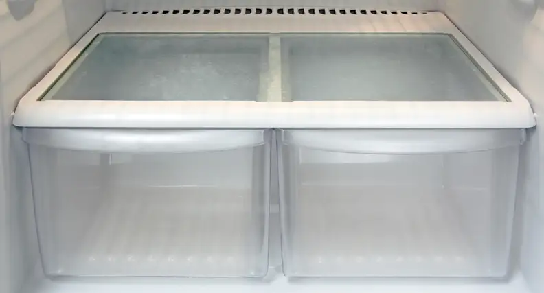 The Frigidaire FFTR1514QW's lackluster crispers are devoid of any humidity adjustor.