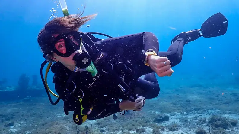 Journalist and Master Scuba Diver Training, Becky Boniface glides through the ocean with an Apple Watch Ultra on her wrist