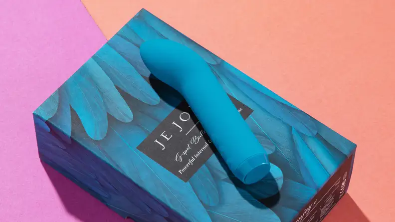 The Je Joue G-Spot Bullet Vibrator on top of its original packaging.