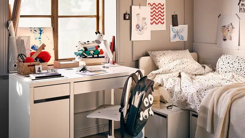 You can expand this desk with other pieces from the IKEA collection.