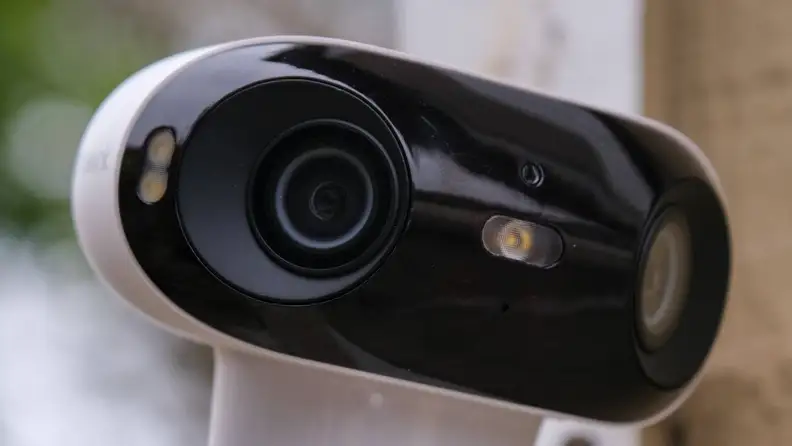 A closer view of the Reolink Argus 4 Pro's camera.