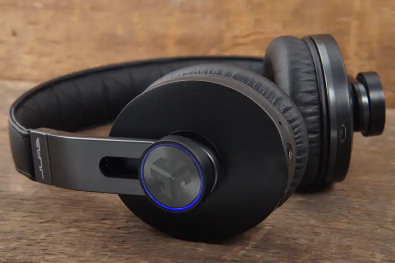 The wireless control knob on the side of the earcup is lit blue when turned on and connected.
