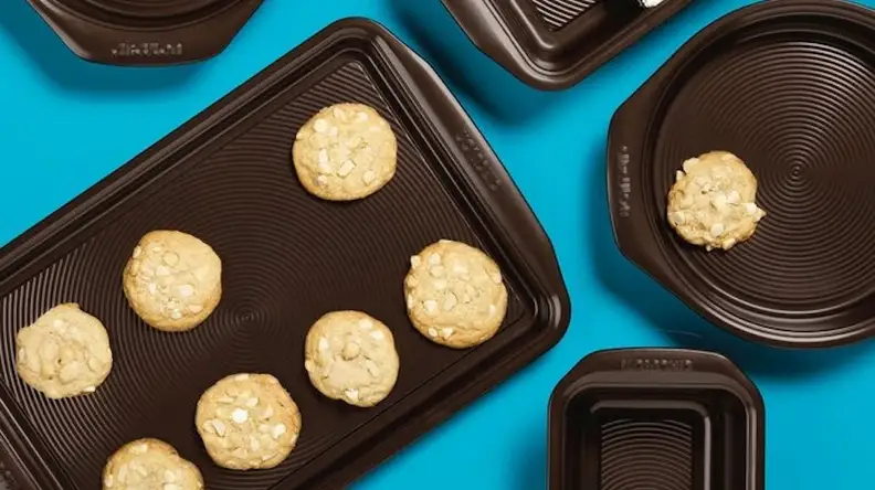 Best Kitchen Gifts: Circulon 10-Piece Bakeware Set