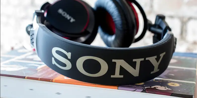 A photo of the Sony MDR-V55's band.