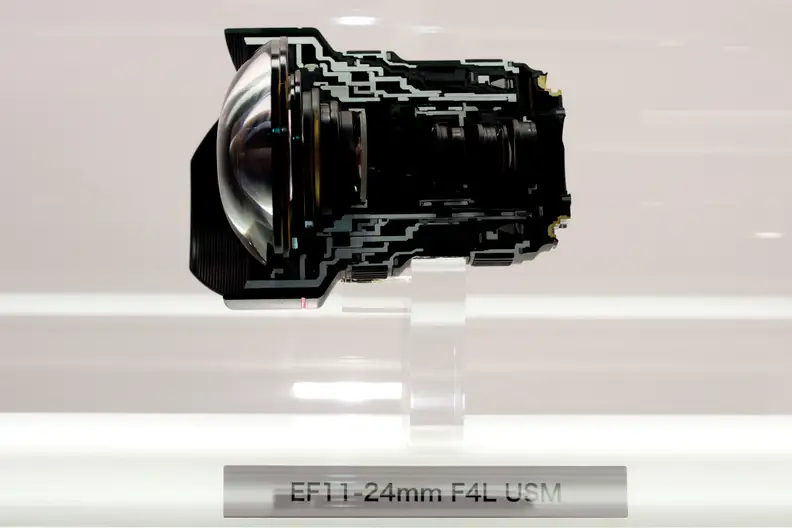 When viewed in all its glory, the internals of the 11-24mm f/4L are extremely impressive.