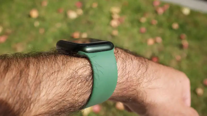 A shot of the Apple Watch's profile, where the green tint is only visible in direct sunlight. In darker lighting, the green model looks black.