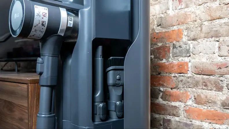 The Crevice and Combination tool of the LG Cordzero A949KTMS stored in the charging stand.