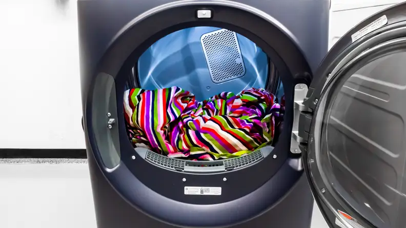 We can see into the stainless steel interior of the GE GFD85ESPNRS.