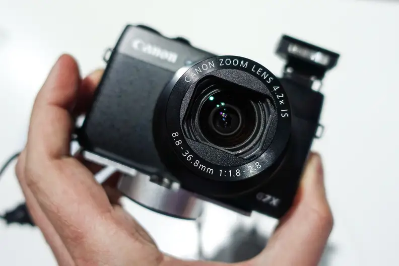Spanning a focal range of 24-100mm, the G7 X handily outdoes the Sony RX100 III on optics.