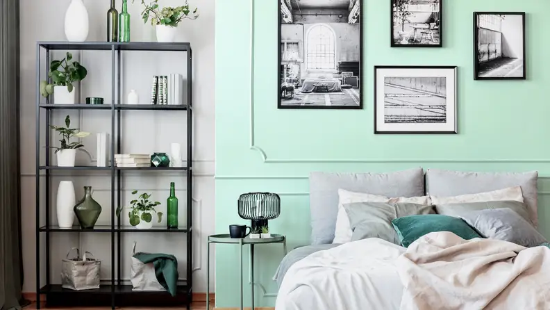 A bedroom with Dunn-Edwards Minty Fresh painted on the wall.