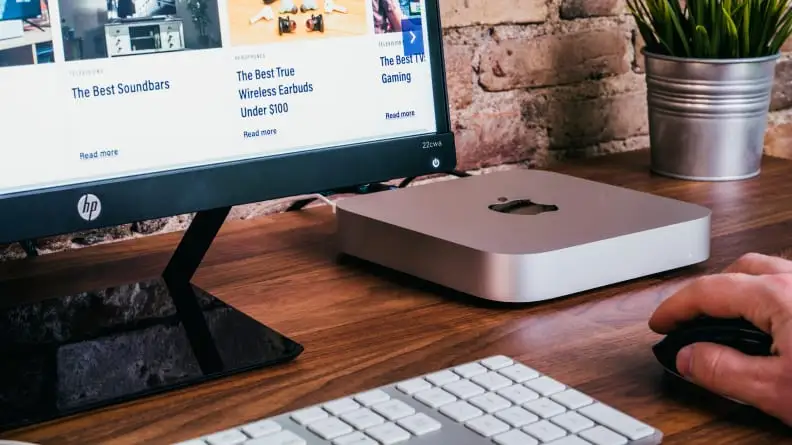 Person uses mouse on a desktop