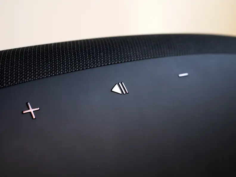 Bowers & Wilkins Zeppelin Wireless buttons