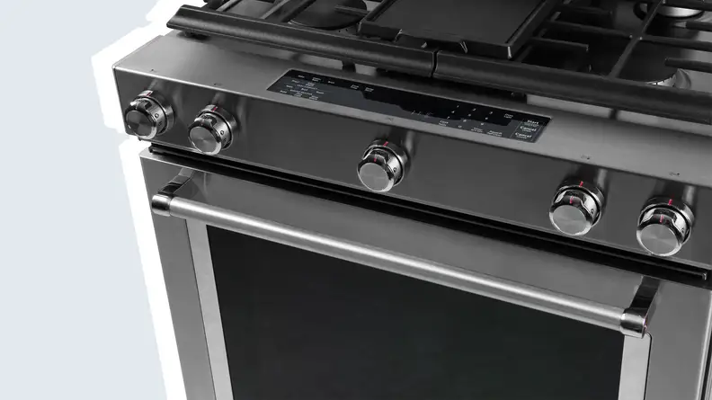 The dials and control panel of the KitchenAid KSDB900ESS