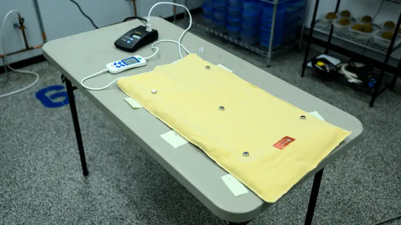 We first tested heating pads in the open air, to see how long it takes for them to heat up, and how well they maintain their high temperatures.
