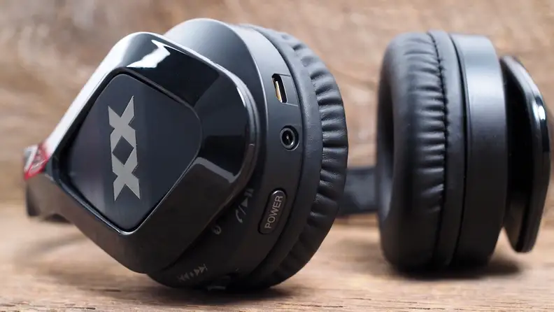 The XX Elations are packed to the brim with special features and you'll find all of the controls on a single, crowded earcup.