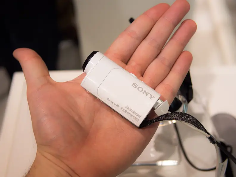 The left side of the camera is completely devoid of controls. Here you can see just how small it is.