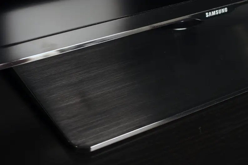 The Samsung UN40H5500's stand