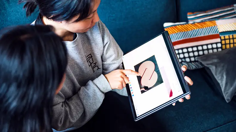Person points at a picture on the laptop screen