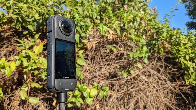 A lower view of screen and camera on the Insta360 X4 Action Camera outdoors.