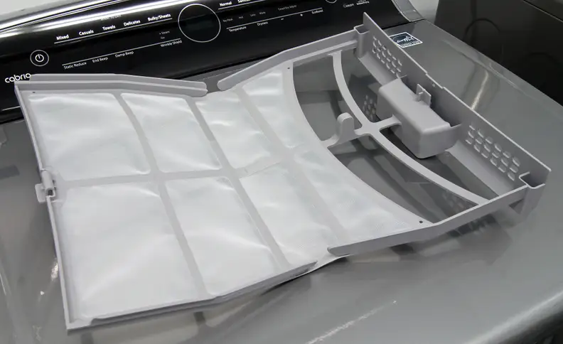 To clean the Whirlpool Cabrio WED8500DC's lint trap, you have to flip it open.