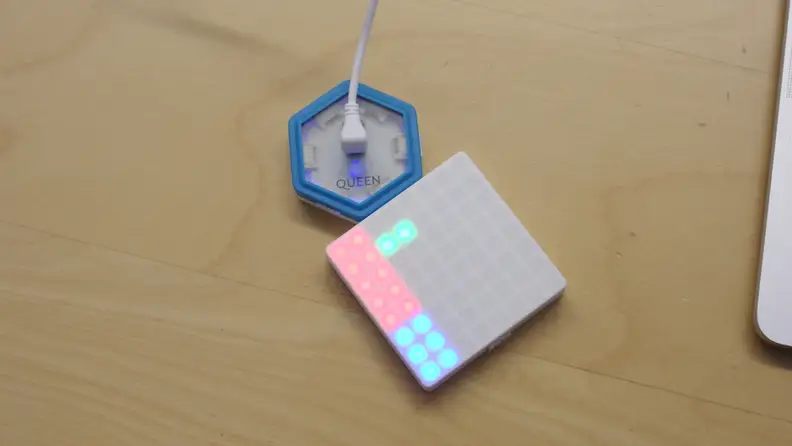 In the Juku Light Games Coding Kit, all you need to get started is to connect the Queen and LED light grid modules.