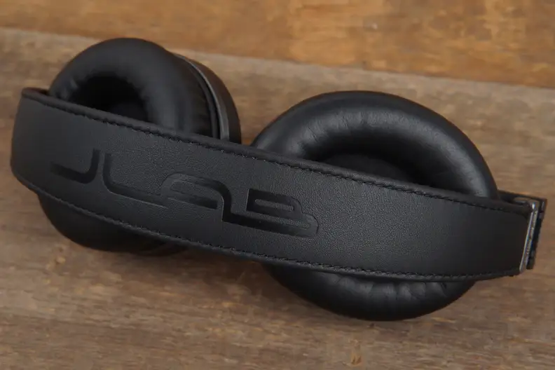 From top to bottom, the Omnis are packed with thick padding for excellent comfort.