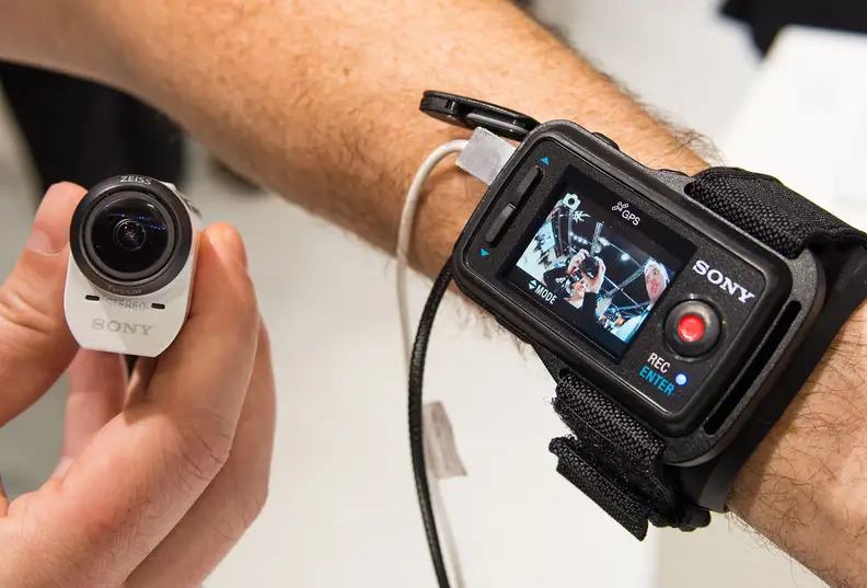 This is how you take (record?) a selfie with the Action Cam Mini.
