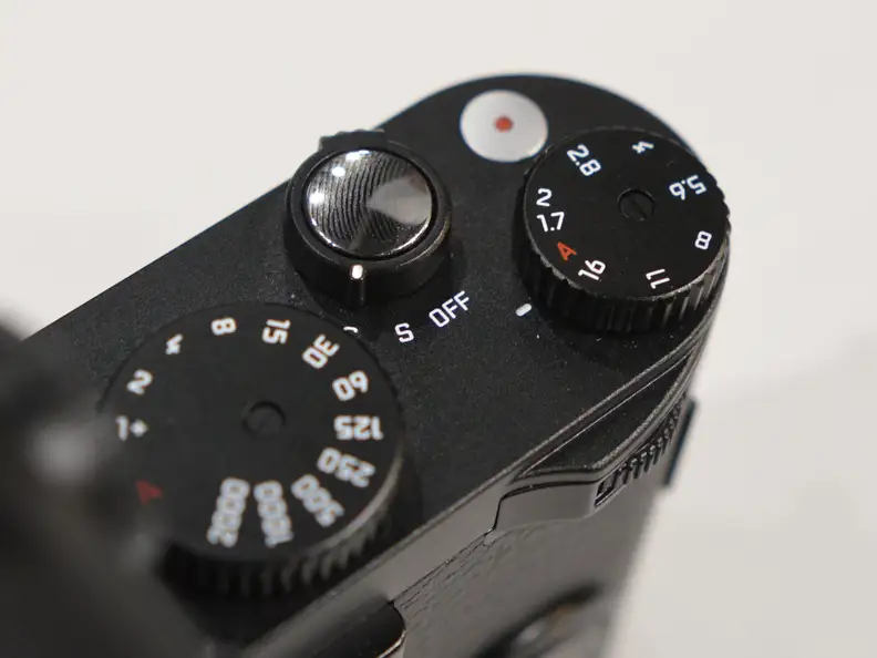 The control scheme on the Leica X is nice and simple, comprised of several physical dials.
