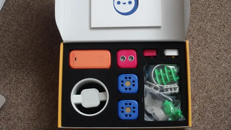 The Robo Wunderkind Explorer Lite kit comes with a control unit, a distance sensor, a push button, two motors, two wheels, and more.