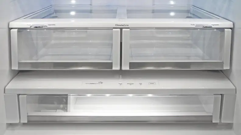 The GE Cafe CFE28TSHSS's two crispers are excellent at preserving produce.
