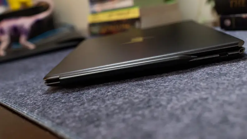 The side of the closed laptop.