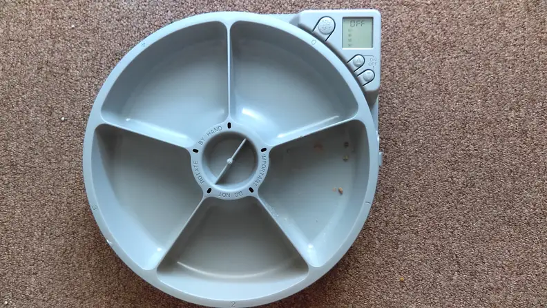 The food tray goes on top of the ice packs and bottom part of the Cat Mate C500 automatic feeder.