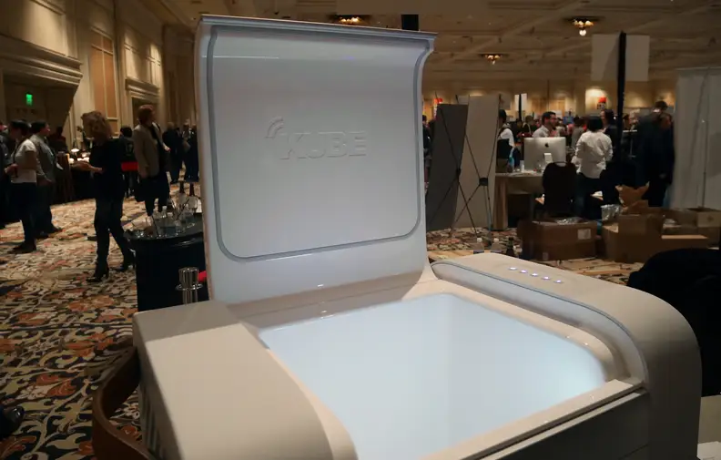 Kube with its lid open