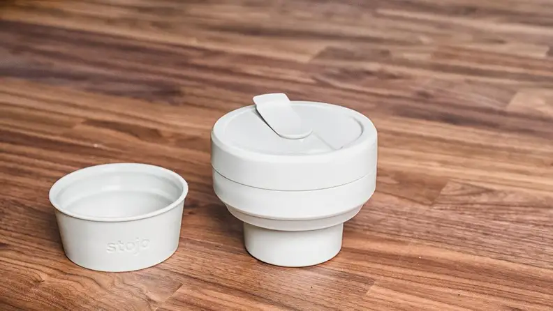 A Gif of the Stojo Cup collapsing and expanding.