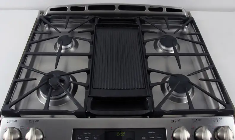 Rangetop with reversible cast iron griddle