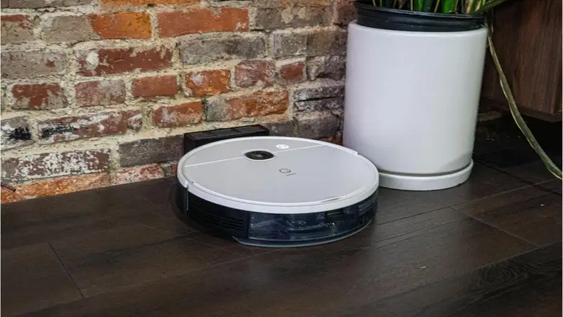 The Yeedi vacuum recharging.