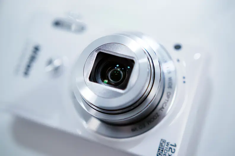 The lens is a Nikkor 4.5-54.0mm f/3.3-6.3, the same as the S6800.