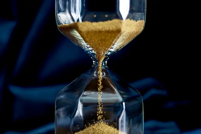 An hourglass is an eye-catching accessory