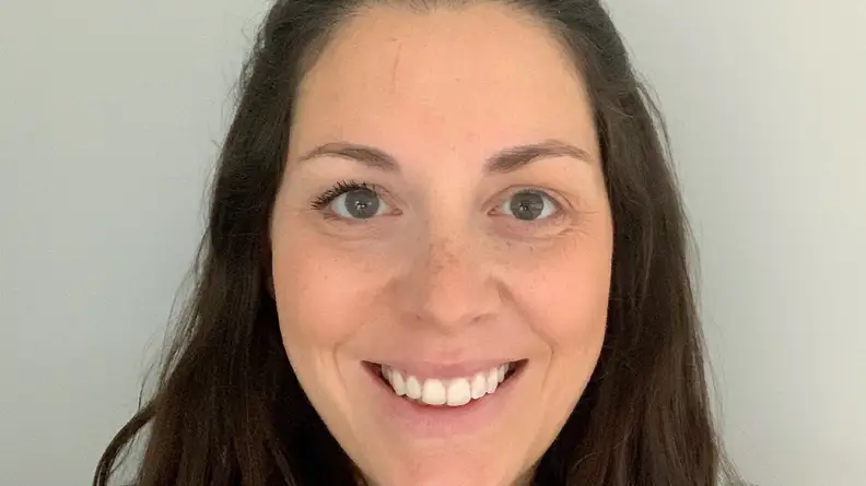 The author wearing the Thrive Causemetics Liquid Lash Extensions Mascara on her right eye.
