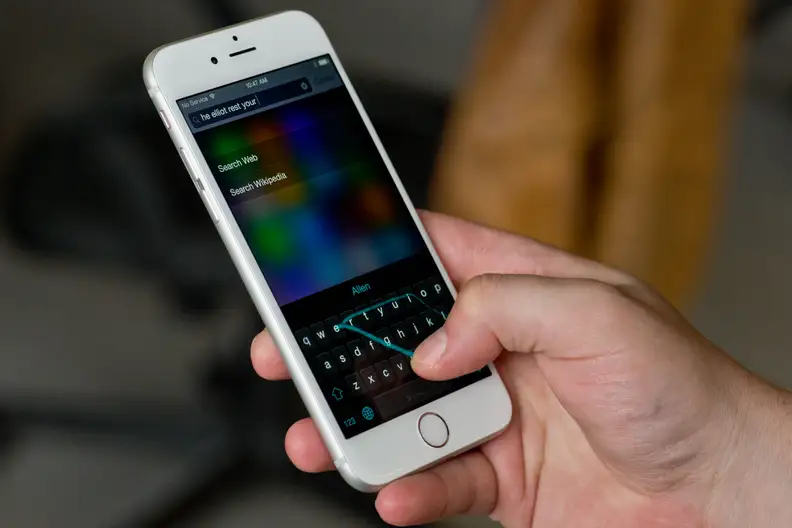A photo of the Apple iPhone 6 using SwiftKey.