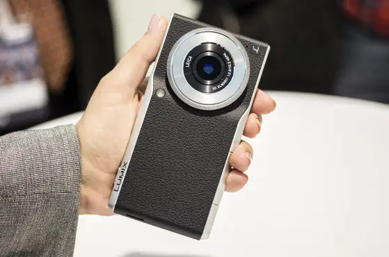 Though the lens does stick out from the CM1 slightly, the phone still fits comfortably in one hand.