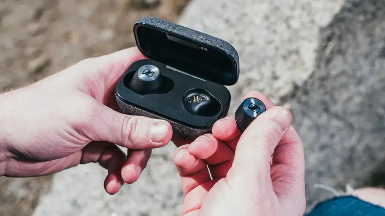 Sennheiser Momentum TW 2 earbud hold