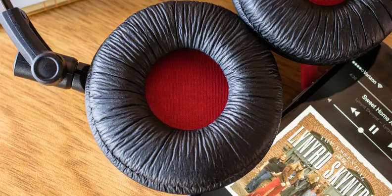 A photo of the Sony MDR-V55's speaker.