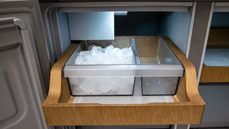The KitchenAid KRQC506MPS ice dispenser doesn't have a water filter.