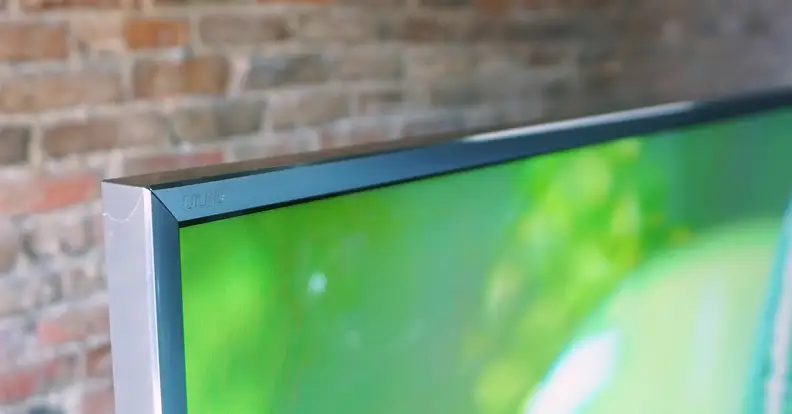 Bezels and design on the Hisense 75H10D