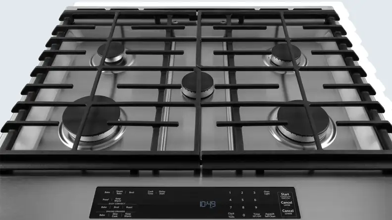 The rangetop of the KitchenAid KSDB900ESS