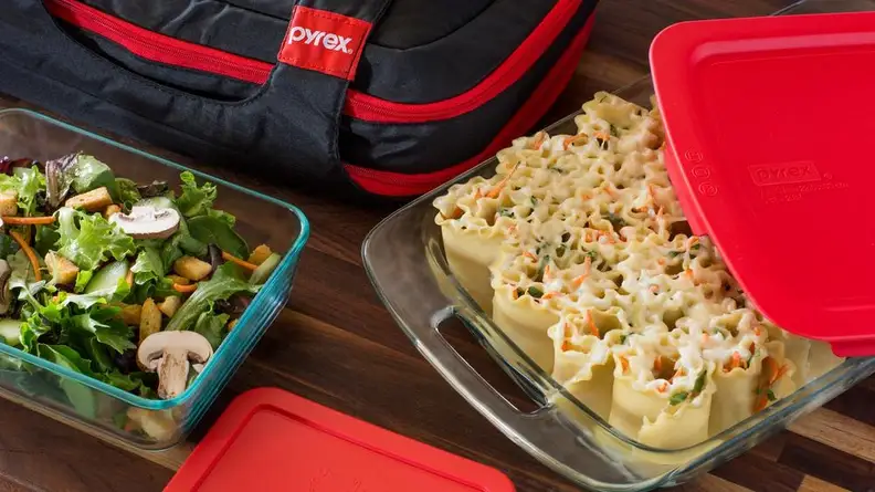 This bakeware set is ideal for transporting hot and cold foods.
