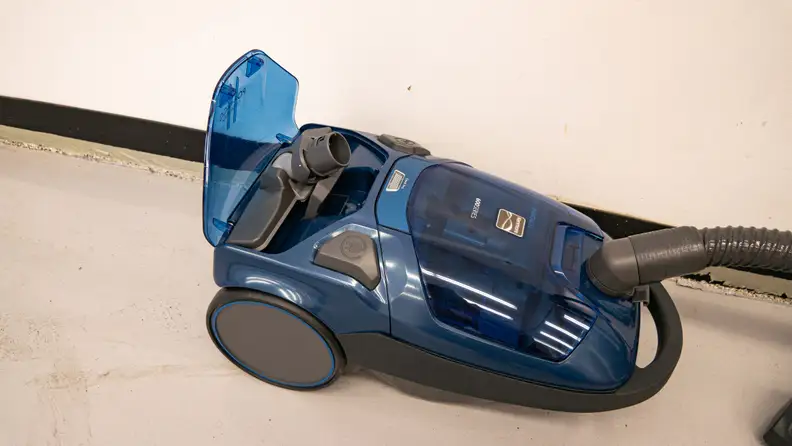 The lid of the Kenmore BC4026 showing the onboard attachment storage.